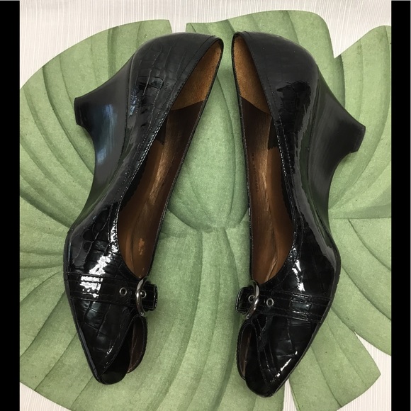 7 Collection Black Patent Low Heels - Picture 7 of 9